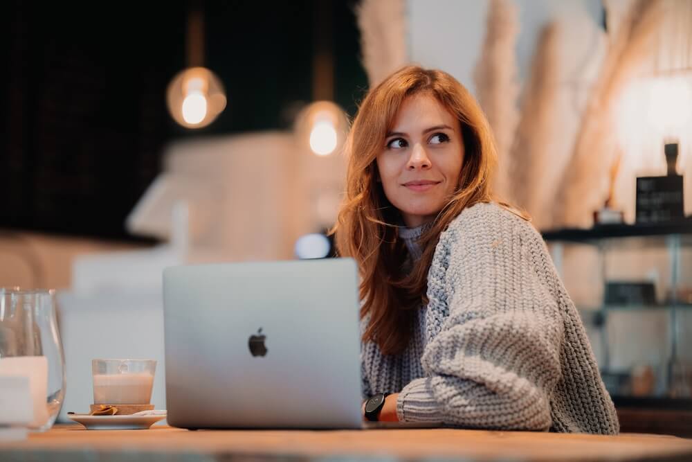 jenny-ueberberg-woman-laptop-computer-coffee