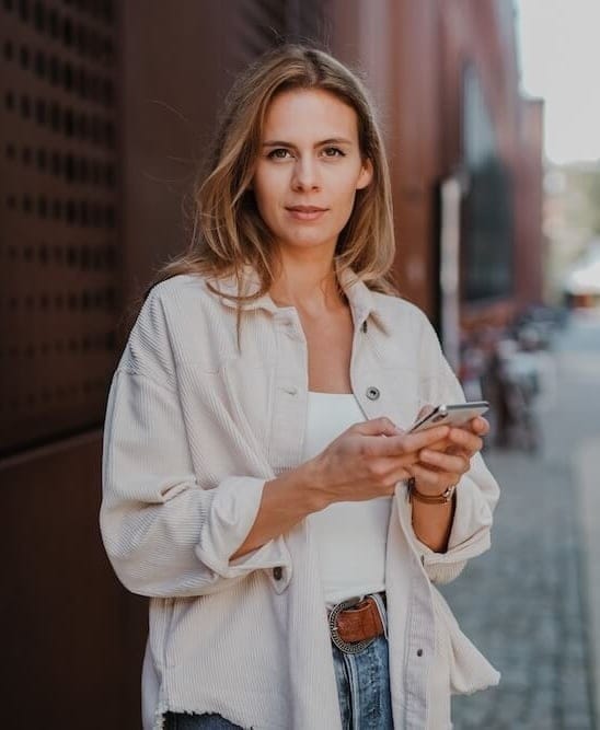jenny-ueberberg-woman-standing-phone-portrait